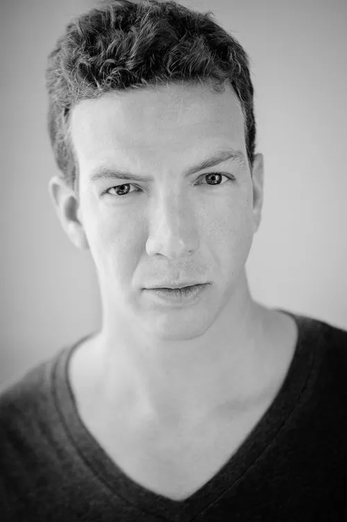 Hal Scardino interpretando a Morgan