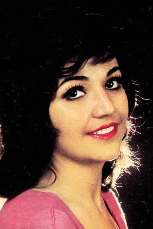 Haleh Nazari interpretando a Nazi