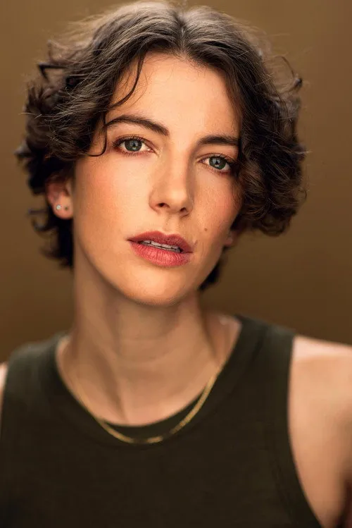 Haley Schwartz interpretando a Julie