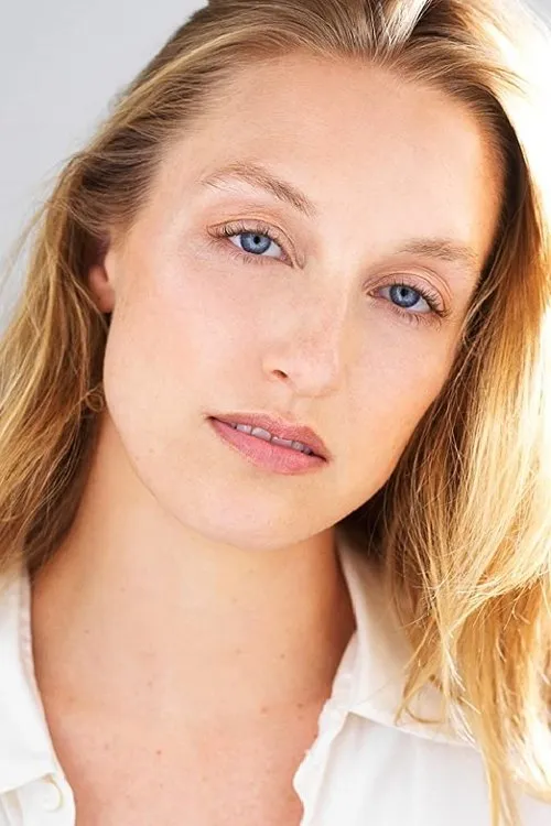 Haley Walter interpretando a Laura Leeds