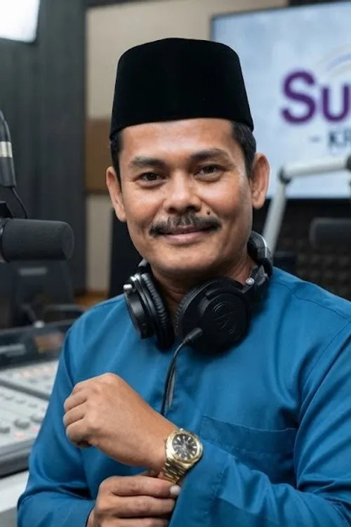 Halim Othman interpretando a DJ radio
