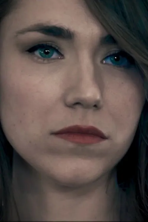 Halsey Rae interpretando a Lady Victory