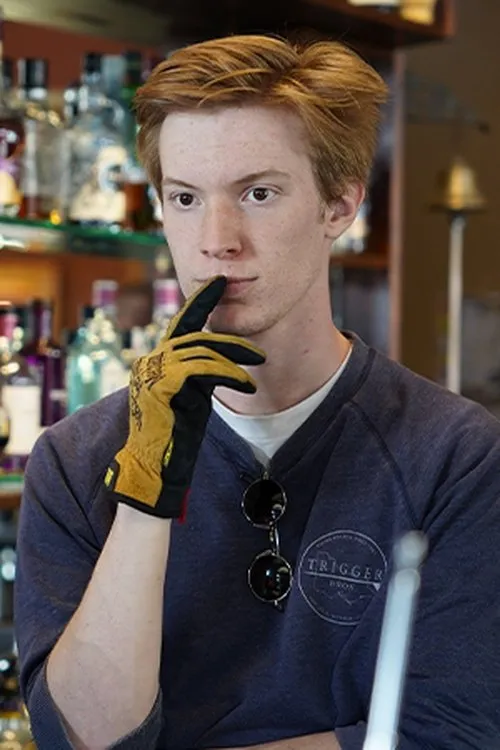 Tharanya Tharan ha trabajado con Hamish McKenna en 1 ocasiones