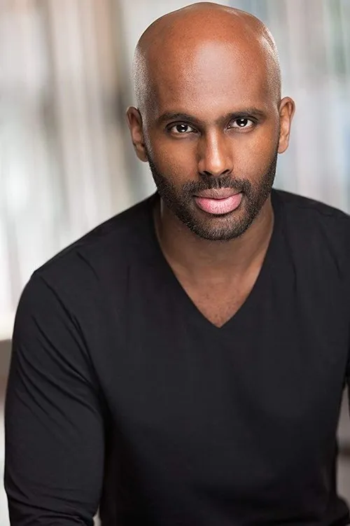 Hamza Fouad interpretando a Kevin