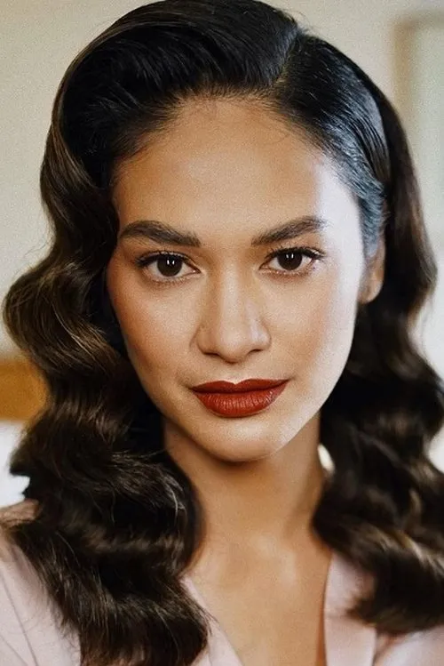 Hana Malasan interpretando a Elvara