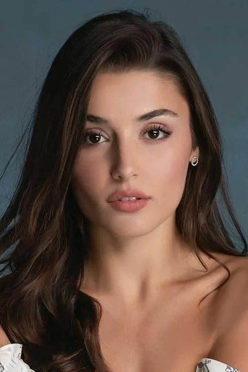 Hande Erçel — personaje: Hayat Uzun
