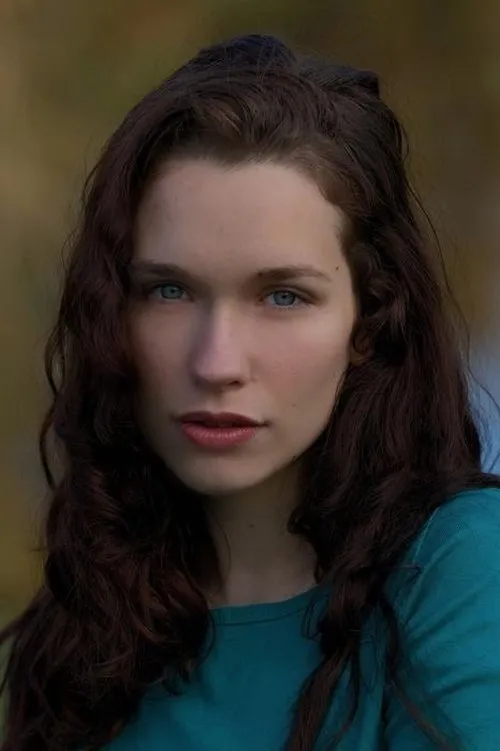 Hanna Brown interpretando a Annie