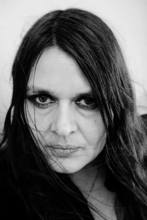 Hanna Chawki interpretando a 