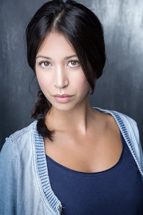 Hanna Stanbridge interpretando a Sarah