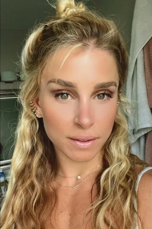 Hannah Goldy interpretando a Self