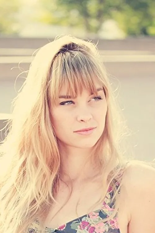 Hannah Janssen interpretando a Cathy