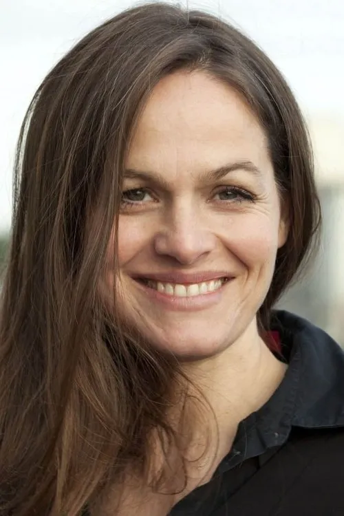 Hannah Ley interpretando a Mother