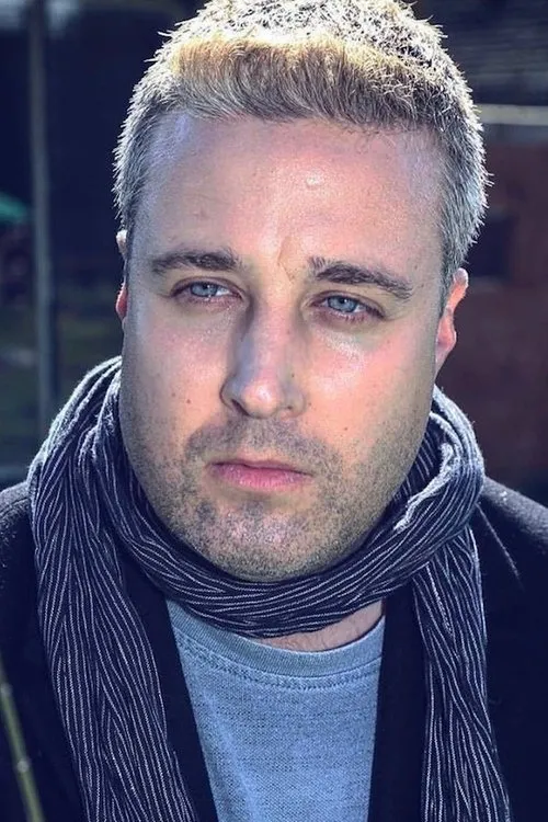 Hans Hernke interpretando a American Ghost Hunter