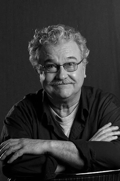 Hans Wigren interpretando a Simon