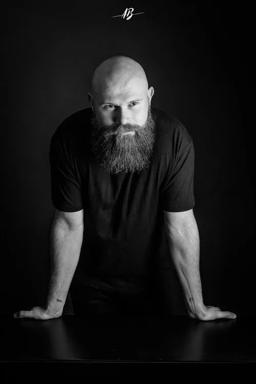 Harold Barbé interpretando a Le SDF