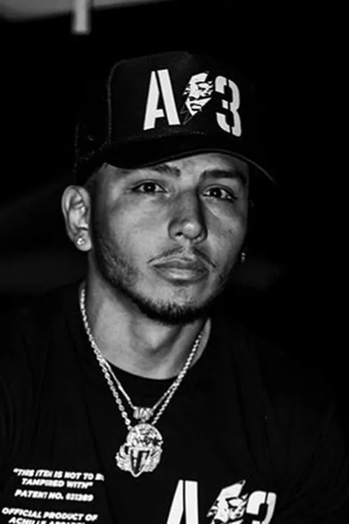 Harold Calderon interpretando a Self