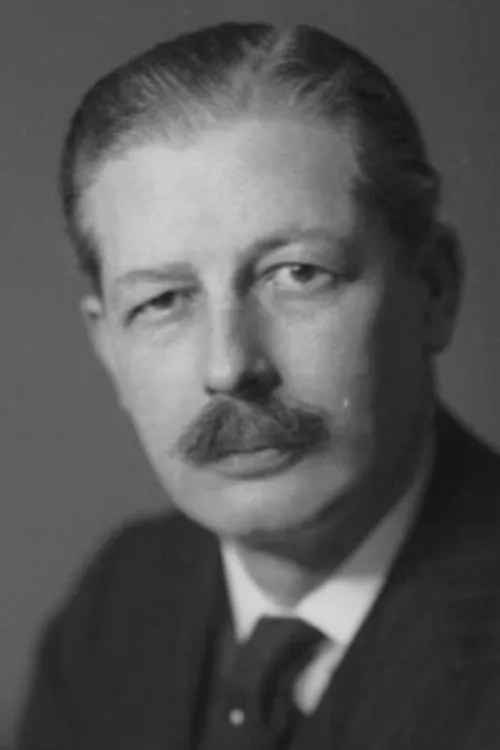 Harold Macmillan interpretando a Self