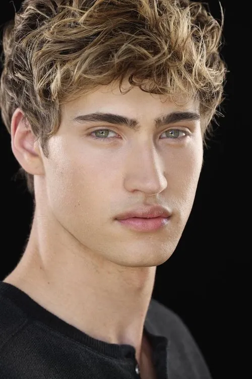 Harrison Cone interpretando a Dylan