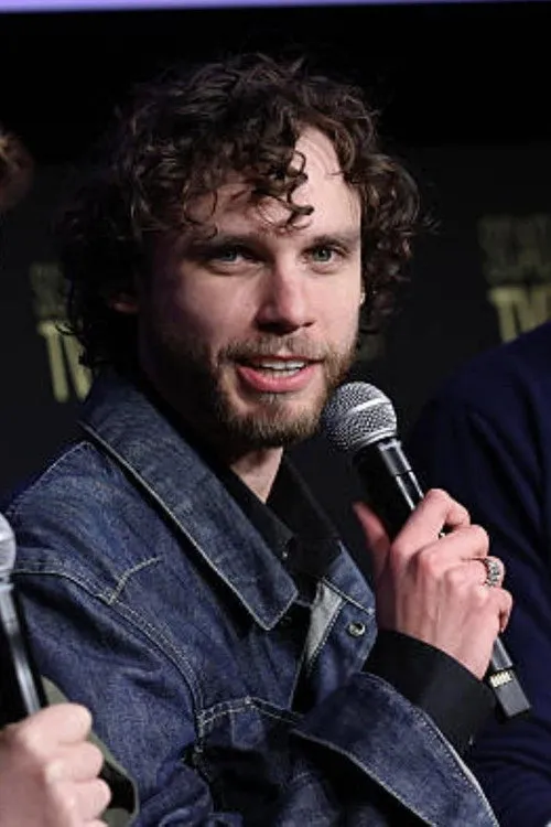 Harrison Fishman interpretando a Mystery Man