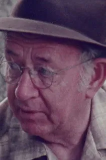 Harry Bauer interpretando a Hunter