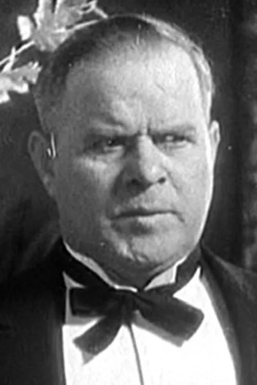 Harry Bernard interpretando a Officer on Deck (uncredited)