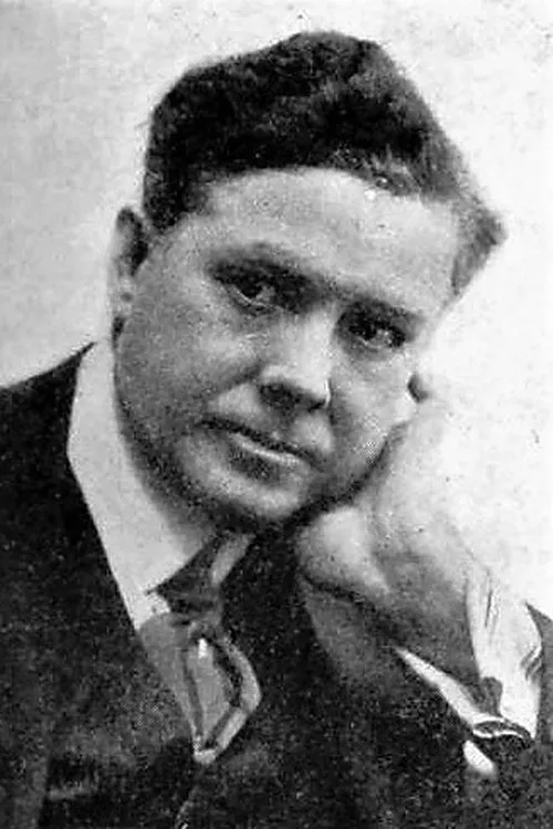 Harry Carter interpretando a Edward Lawrence