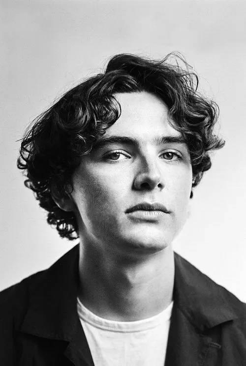 Harry Gilby interpretando a Young J.R.R. Tolkien