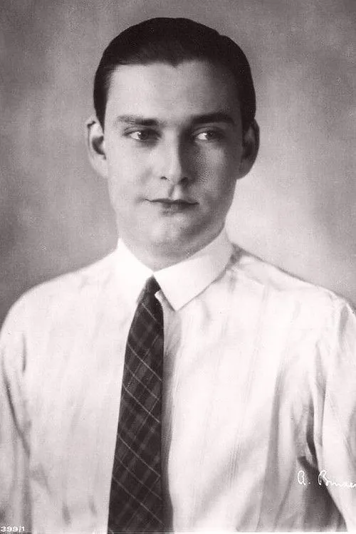 Harry Halm interpretando a Emil Kummerbach