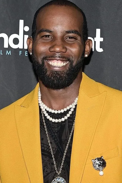 Harry L. Michaels Jr. interpretando a James