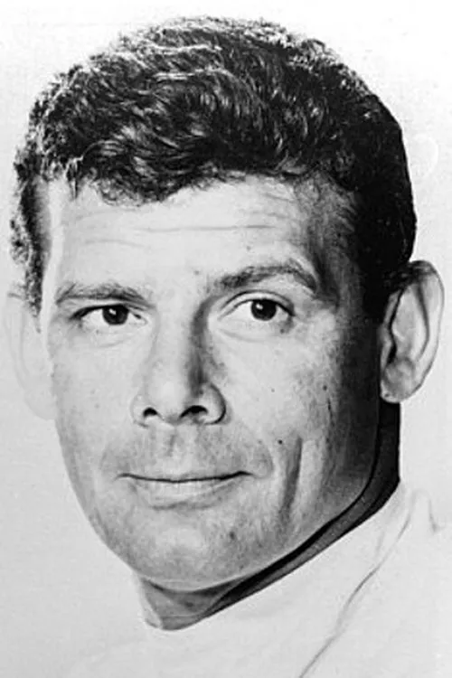 Harry Landers interpretando a Fox