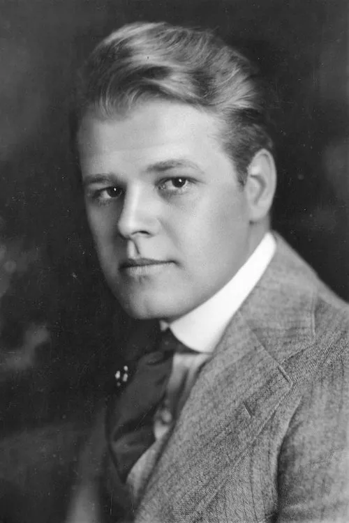 Harry McCoy interpretando a Biff