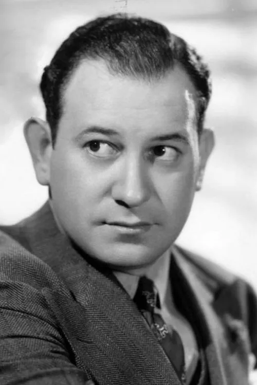 Harry Parke interpretando a Gus Palukas