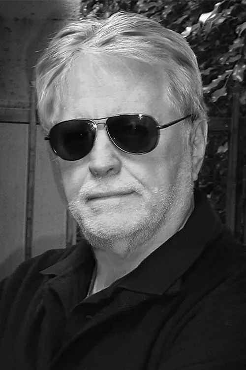 Harry Thomason interpretando a Self