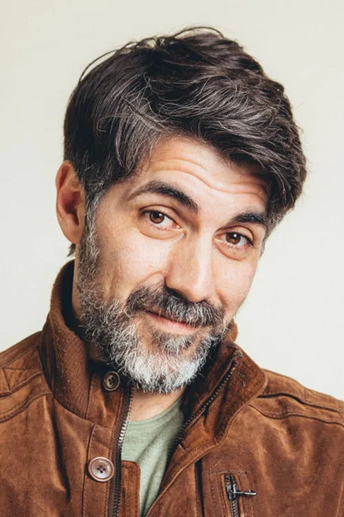 Harun Yildirim interpretando a Cop 1