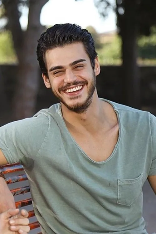 Hasan Denizyaran interpretando a 