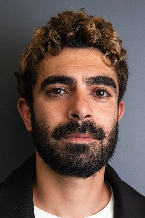 Hassan Akil interpretando a Raja (Young)