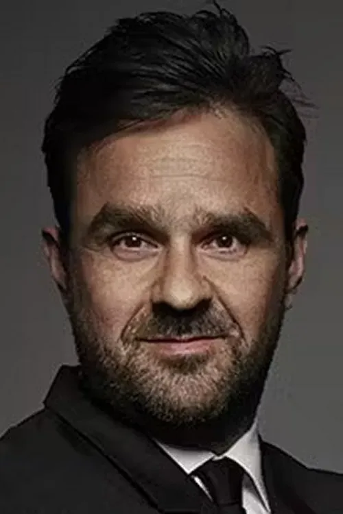 Hassan Preisler interpretando a Alex