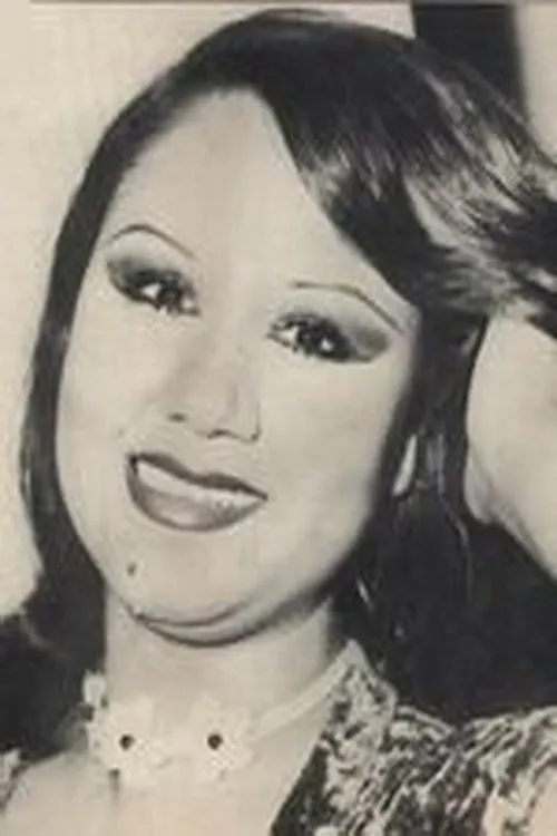 Hayatem interpretando a belly dancer/ gang member