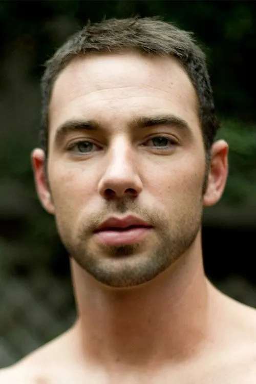 Hayden Clark interpretando a 