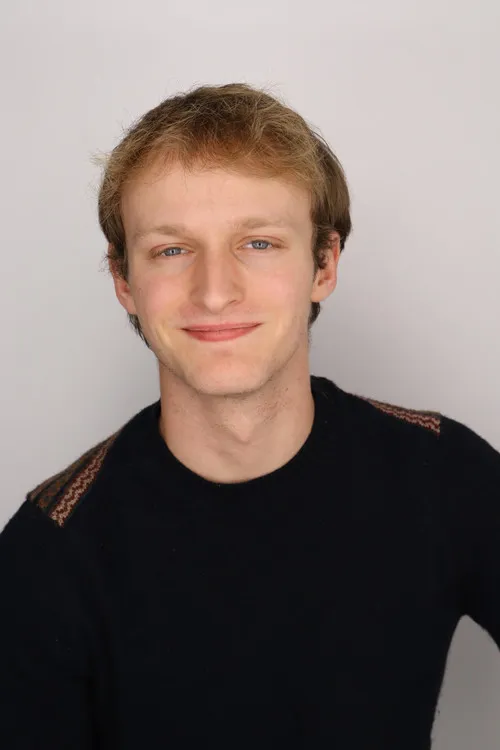 Hayden Perry interpretando a Man