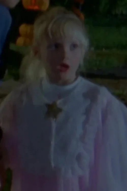 Hayley Lochner interpretando a Amy Berrick