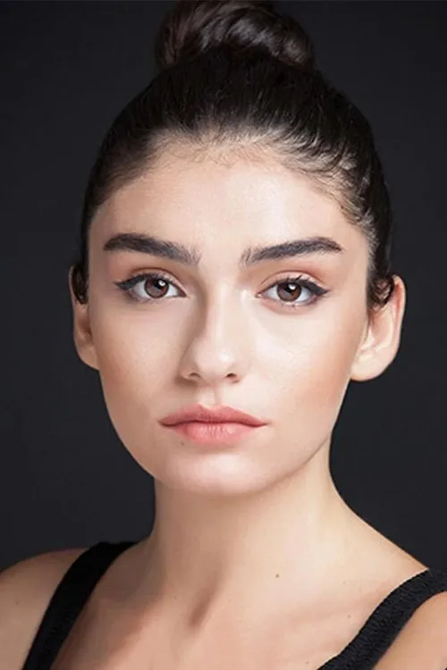 Hazar Ergüçlü interpretando a Nazli