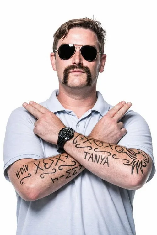 Heath Franklin interpretando a Mervyn Toebeck