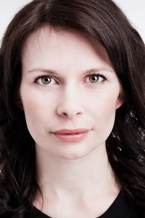 Heather Darcy interpretando a Suzanne