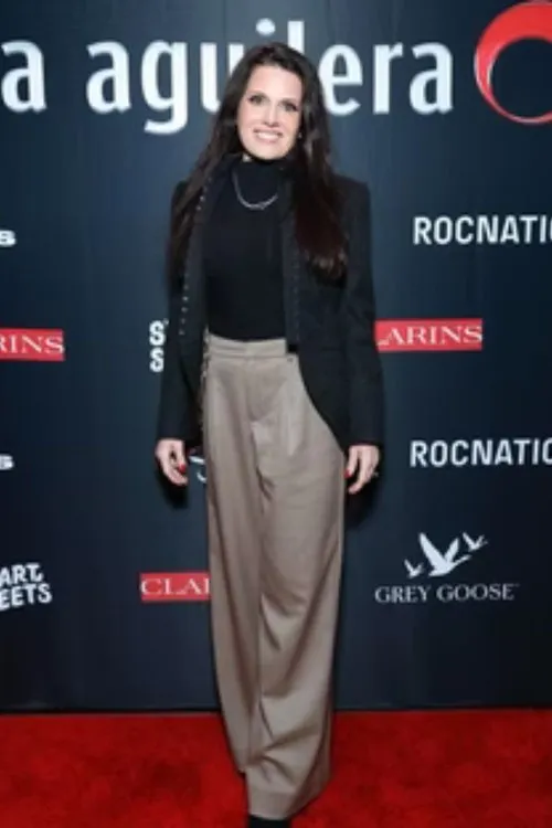 Heather Holley interpretando a Self