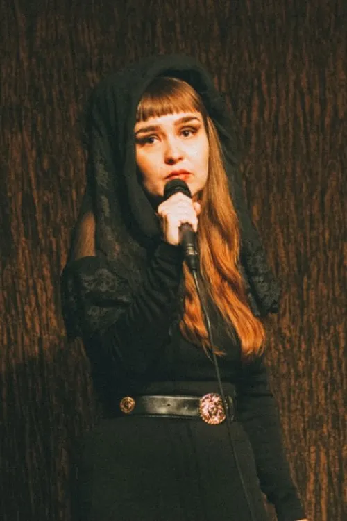 Heather Jewett interpretando a Chunx