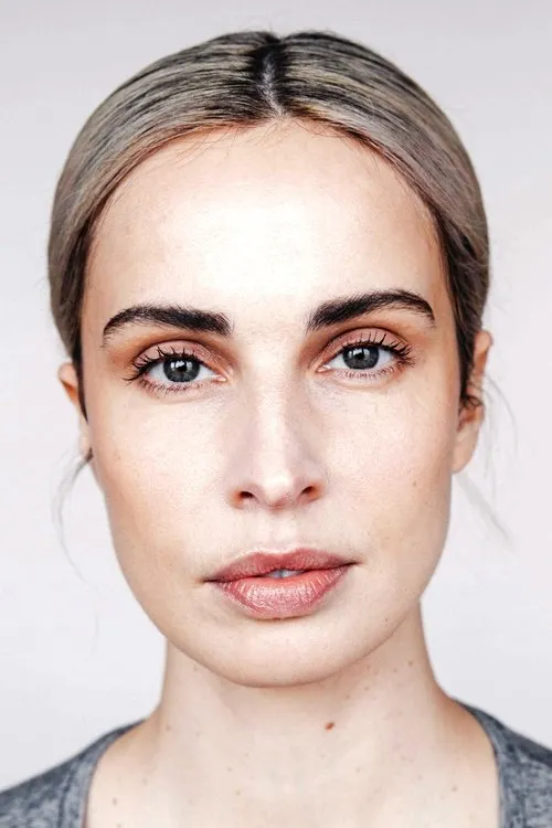 Heida Reed interpretando a Self - Elizabeth Chenoweth