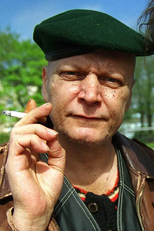 Heikki Määttänen interpretando a Max Sjöman (voice)