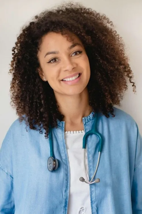 Helen Lawal — personaje: Self - Presenter