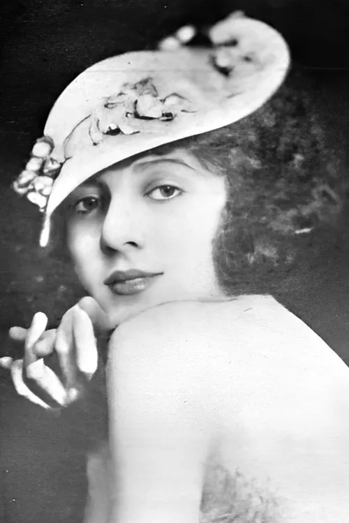 Helen Shipman interpretando a Louise